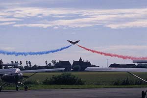 Zwei Red Arrows in Bodennähe